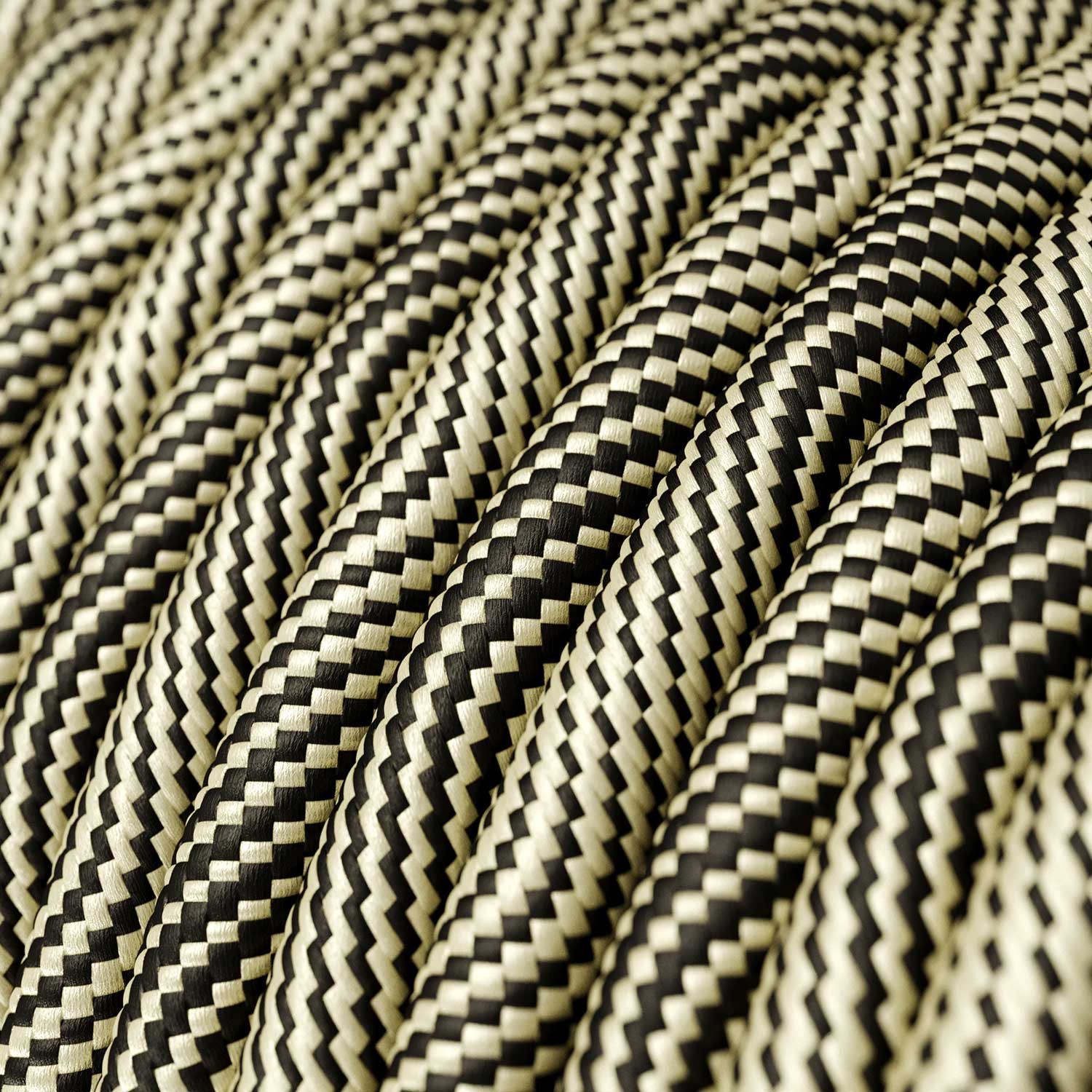 Závesné svietidlo s textilným káblom a vrúbkovanou hliníkovou objímkou pre tienidlo - Vyrobená v Taliansku