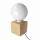 Posaluce Cubetto, naša drevená stolná lampa s textilným káblom, in-line vypínačom a dvojpólovou zástrčkou