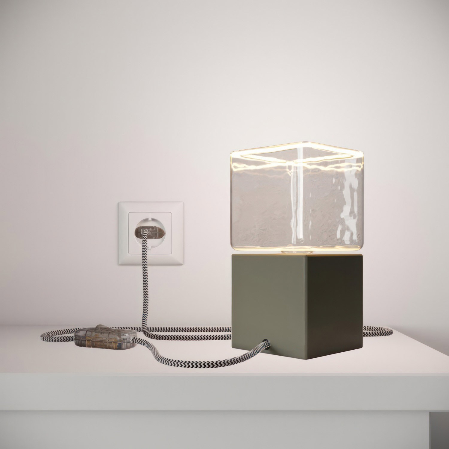 Posaluce Cubetto Color, lakovaná drevená stolná lampa s textilným káblom, vypínačom a dvojpólovou zástrčkou
