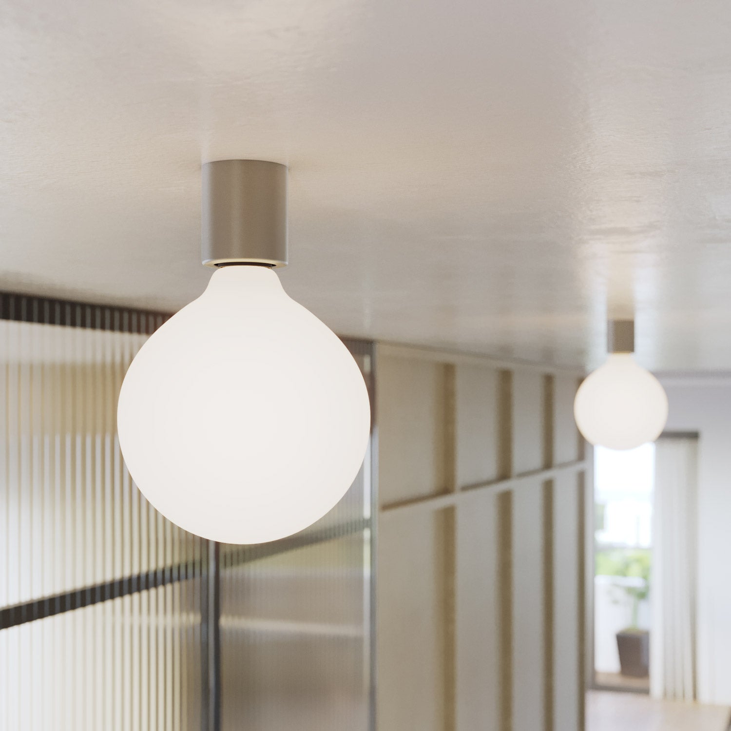 Applique in metallo con lampadina globo effetto porcellana - Titanio satinato