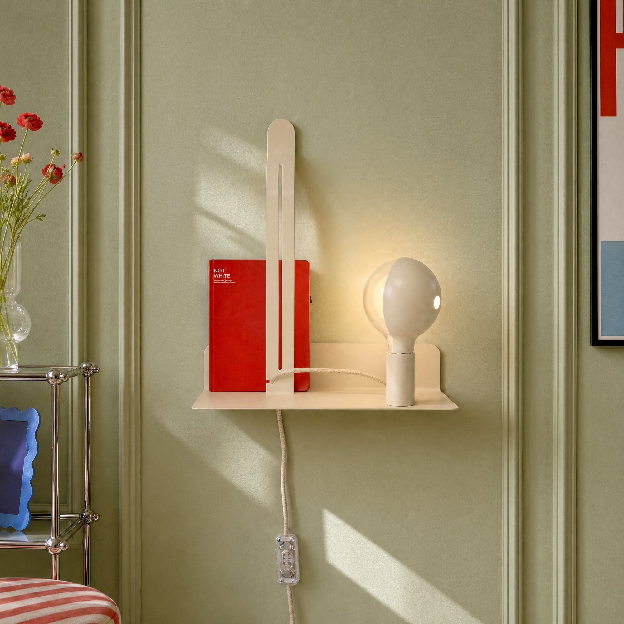 Lampada da parete con mensola e lampadina LED G125 verniciata - Murio Talia - Panna