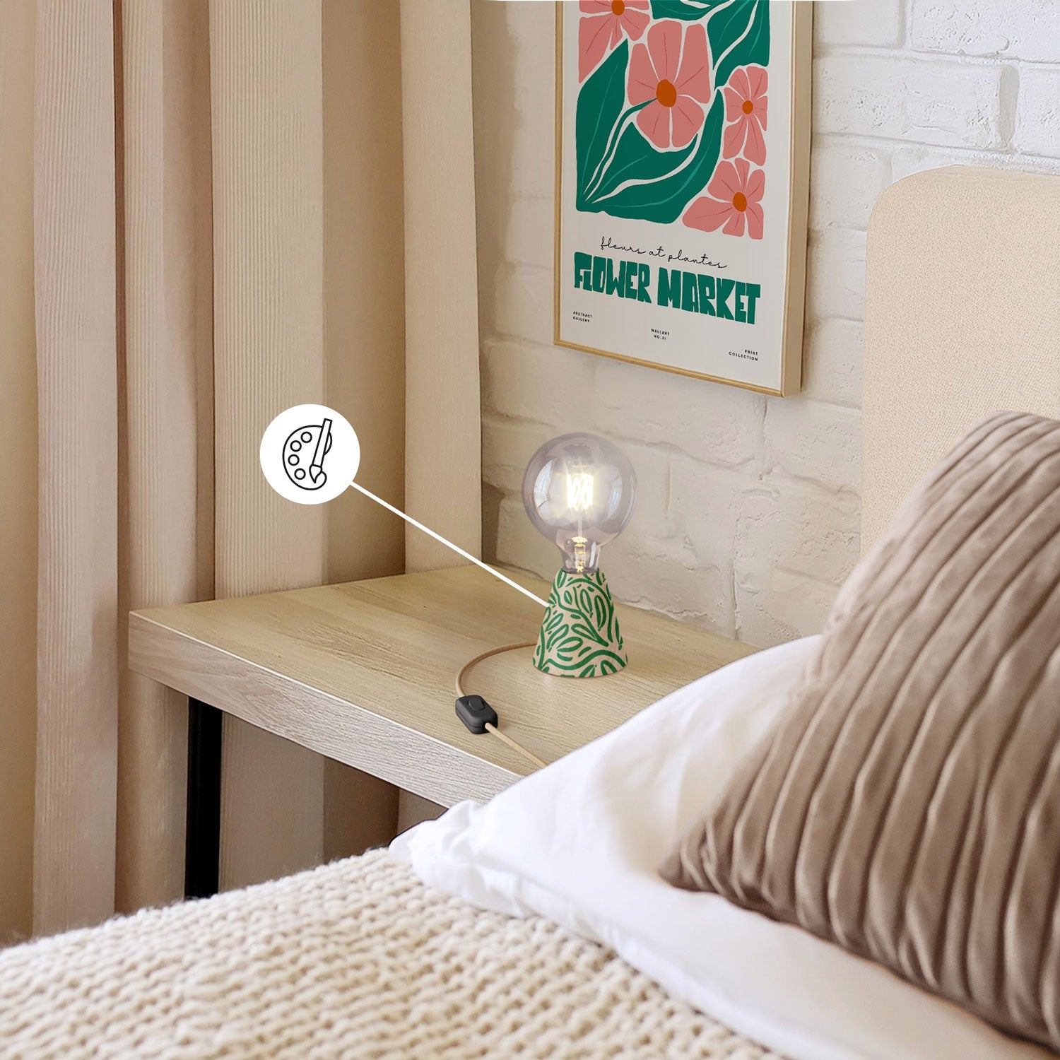 Lampada da tavolo con base in ontano, lampadina trasparente, cavo RN06 e spina EU