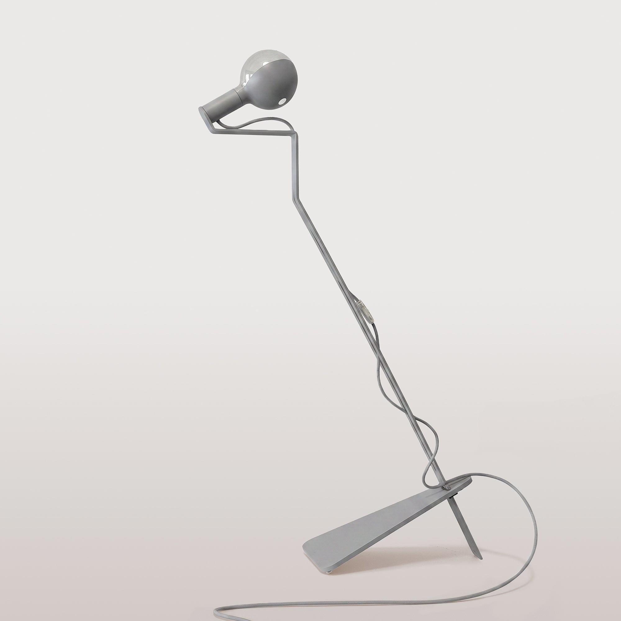 Lampada da terra inclinabile con lampadina LED G125 verniciata - Mario Talia - Grigio