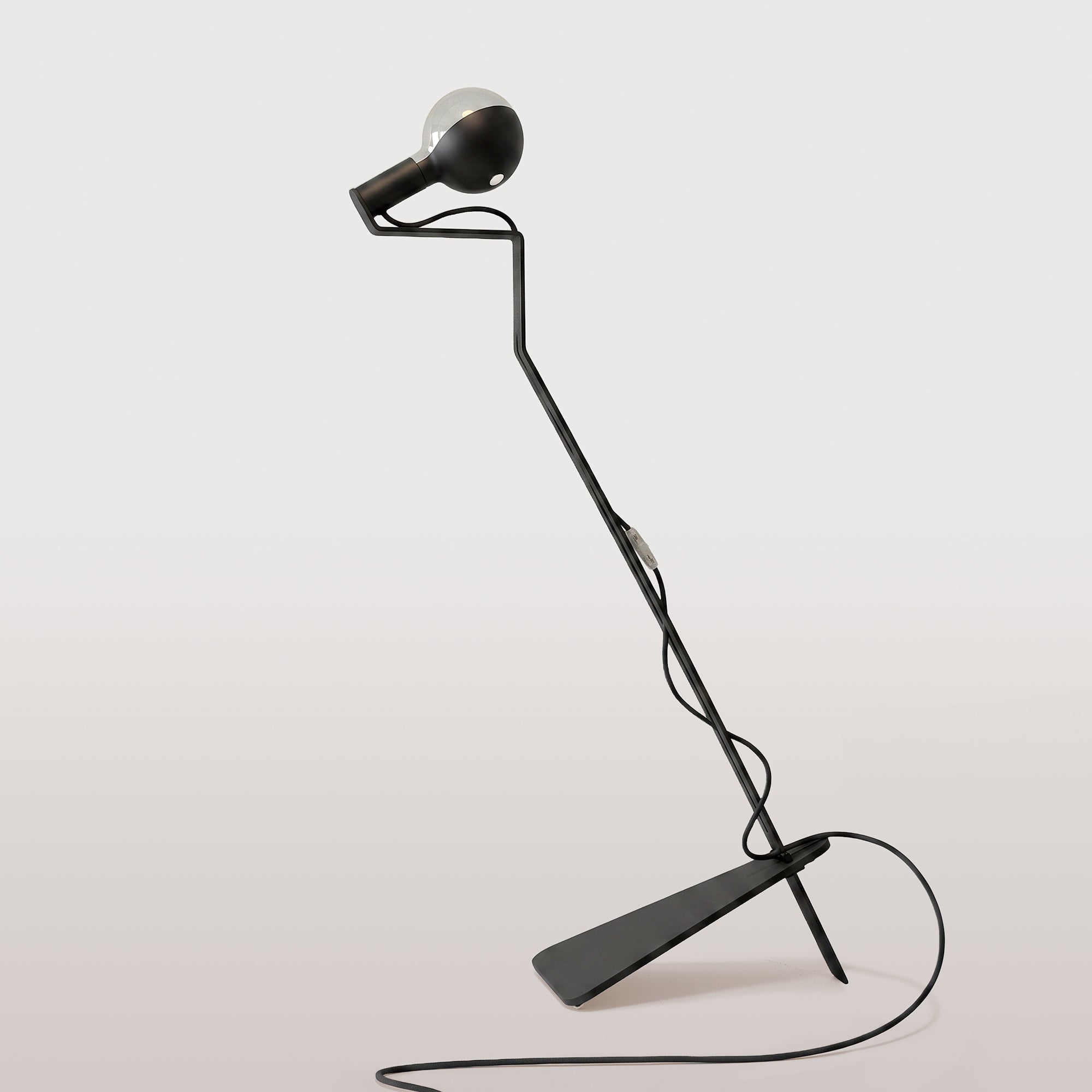 Lampada da terra inclinabile con lampadina LED G125 verniciata - Mario Talia - Nero