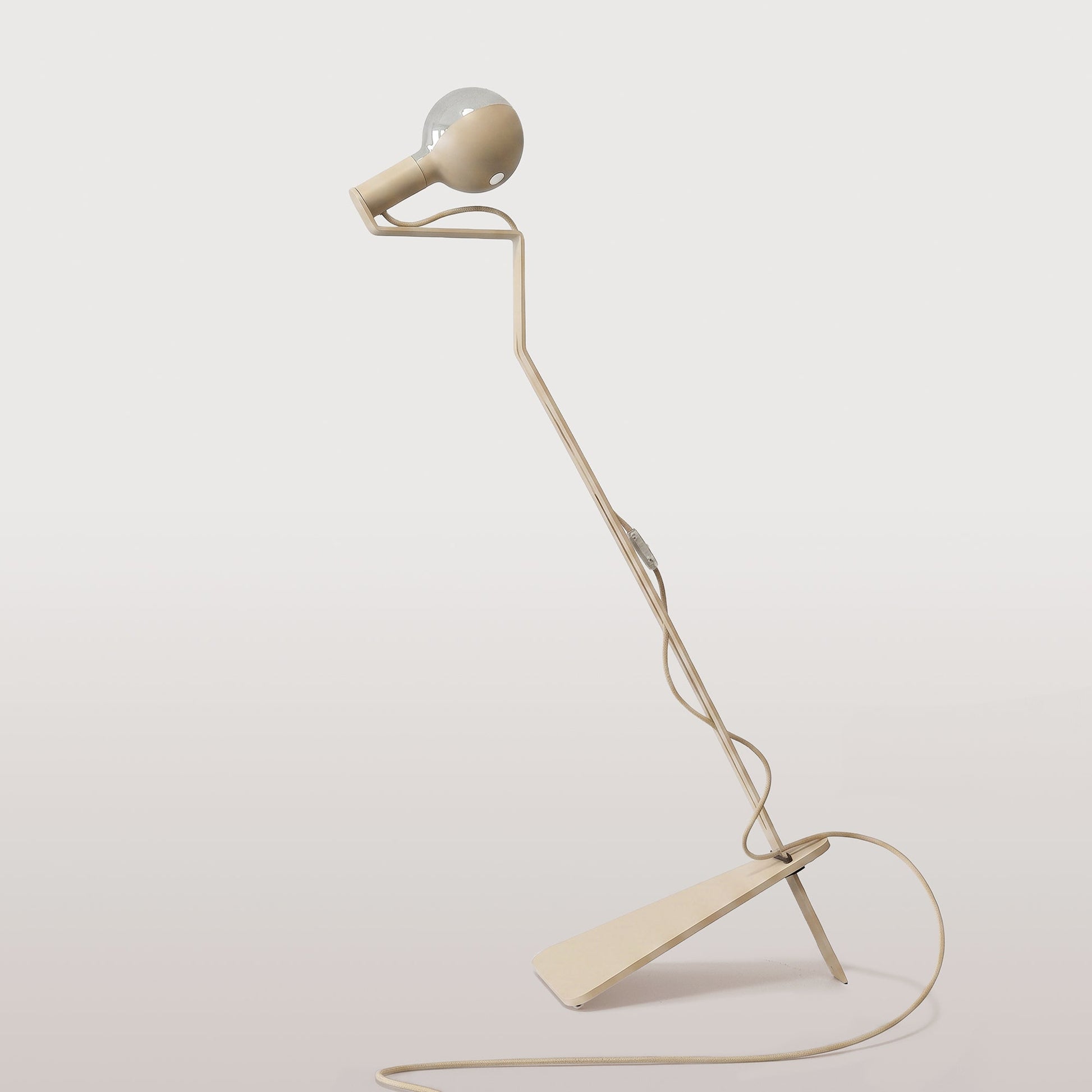 Lampada da terra inclinabile con lampadina LED G125 verniciata - Mario Talia - Panna