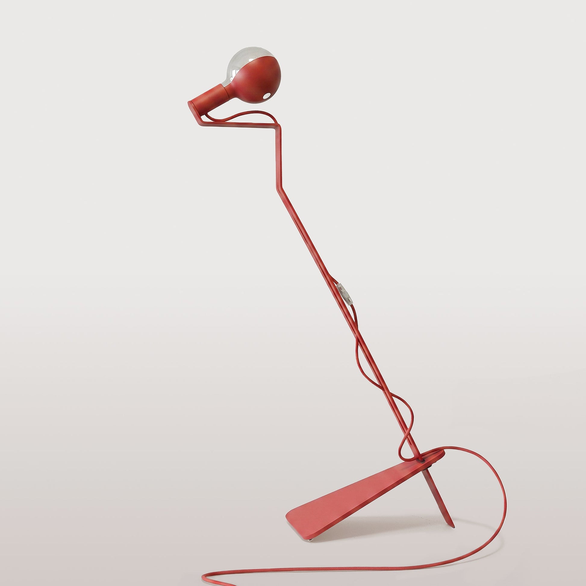 Lampada da terra inclinabile con lampadina LED G125 verniciata - Mario Talia - Rosso