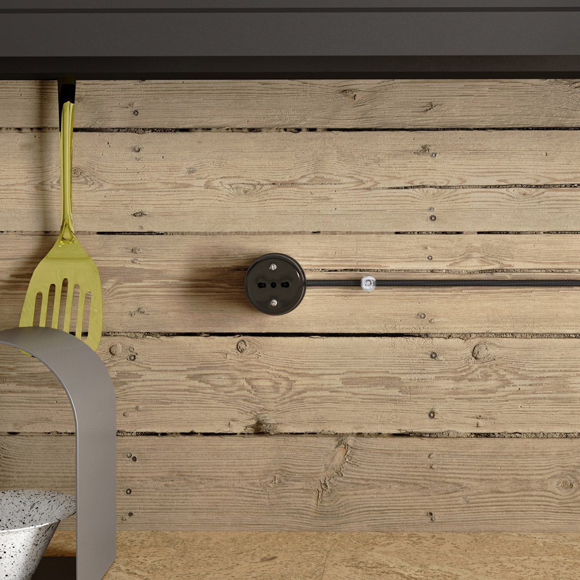 Presa bipasso italiana 10/16A in porcellana da parete - Nero